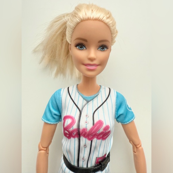 Barbie Made to Move baseball player doll - Picture 2 of 5